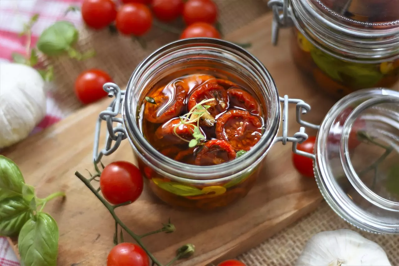 Popraskaná rajčata okamžitě zpracujte: Recept na nejlahodnější a nejjednodušší rajčata v oleji