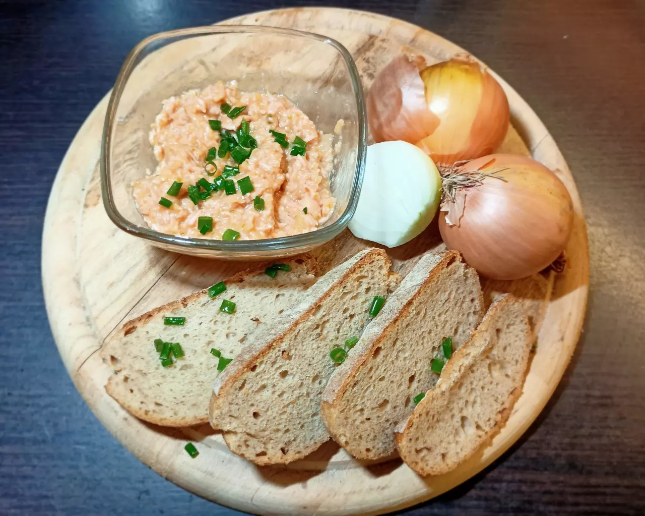 Pomazánka sloní žrádlo, pečivo