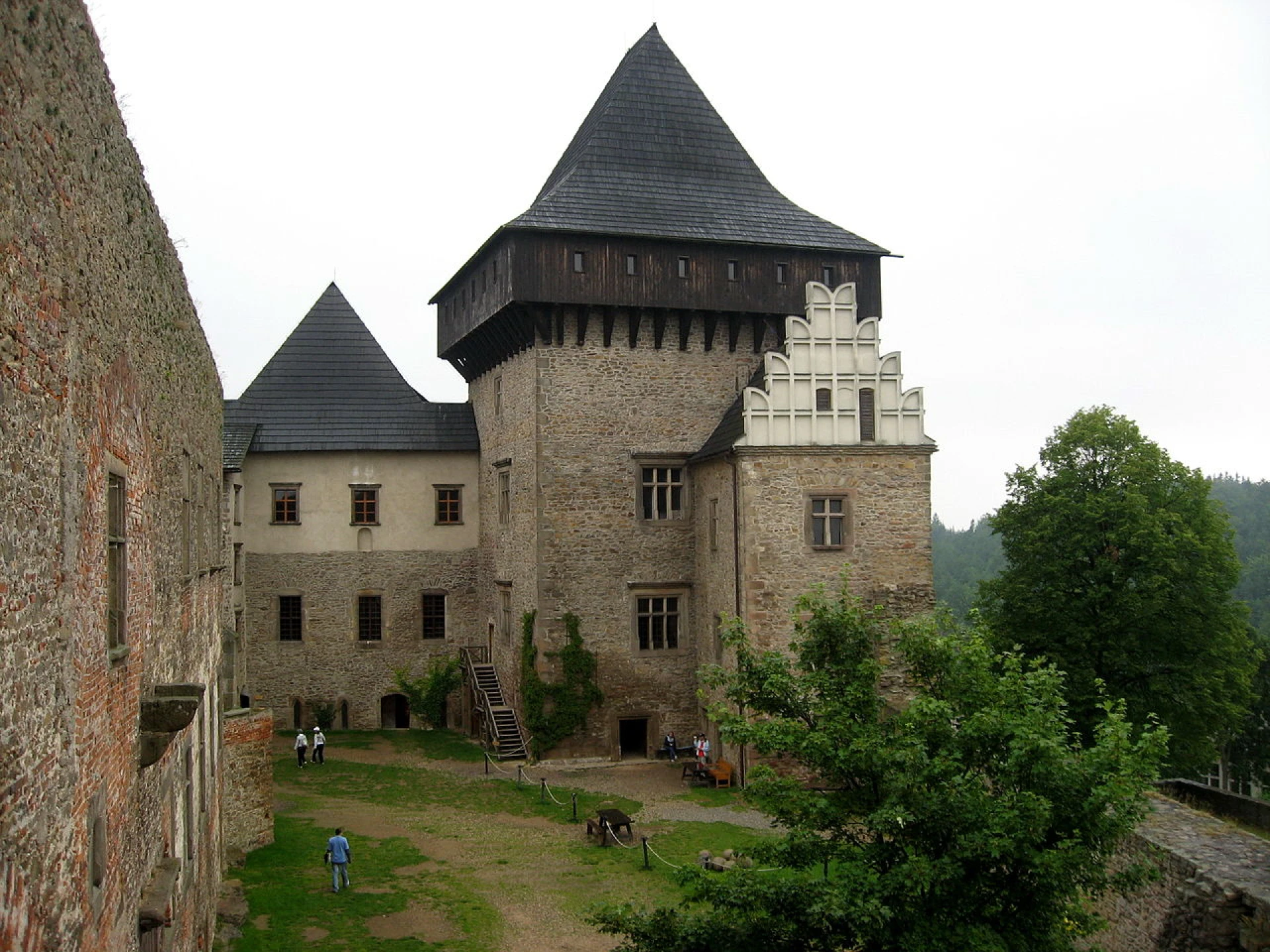 Hrad Lipnice nad Sázavou Hrad Lipnice nad Sázavou, založený na počátku 14. století mocným rodem pánů z Lichtenburka, je jedním z nejmohutnějších českých šlechtických hradů.