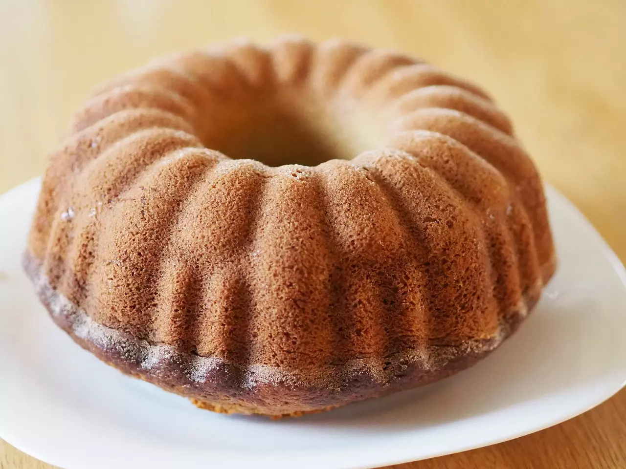 Jednoduchá bábovka, která je nadýchaná jako obláček. Navíc voní po skořici a oříškách