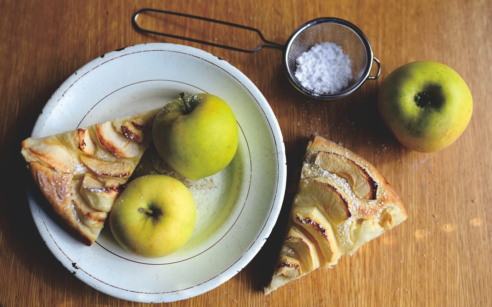 Vláčný moučník z jablek: 3 rychlé recepty, které si zamilujete