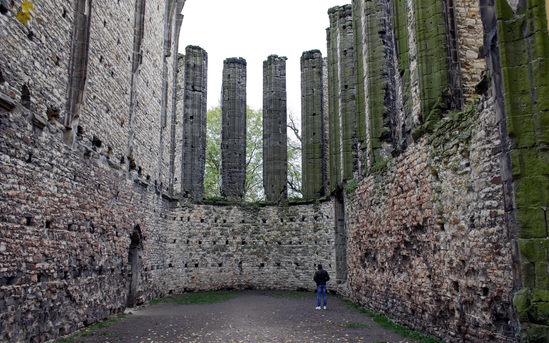 Nedostavěný chrám v Panenském Týnci