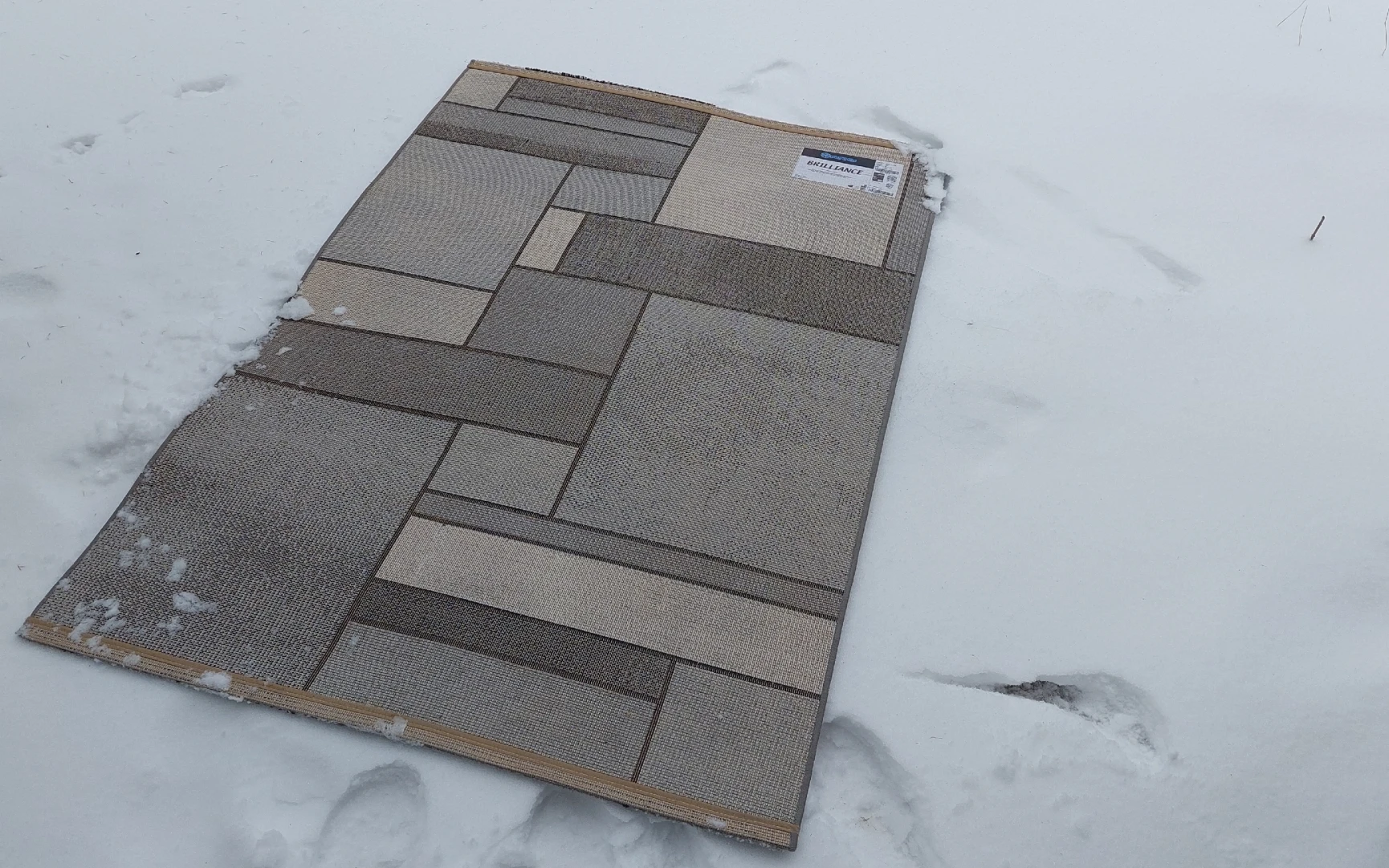 Jak vyčistit koberec sněhem