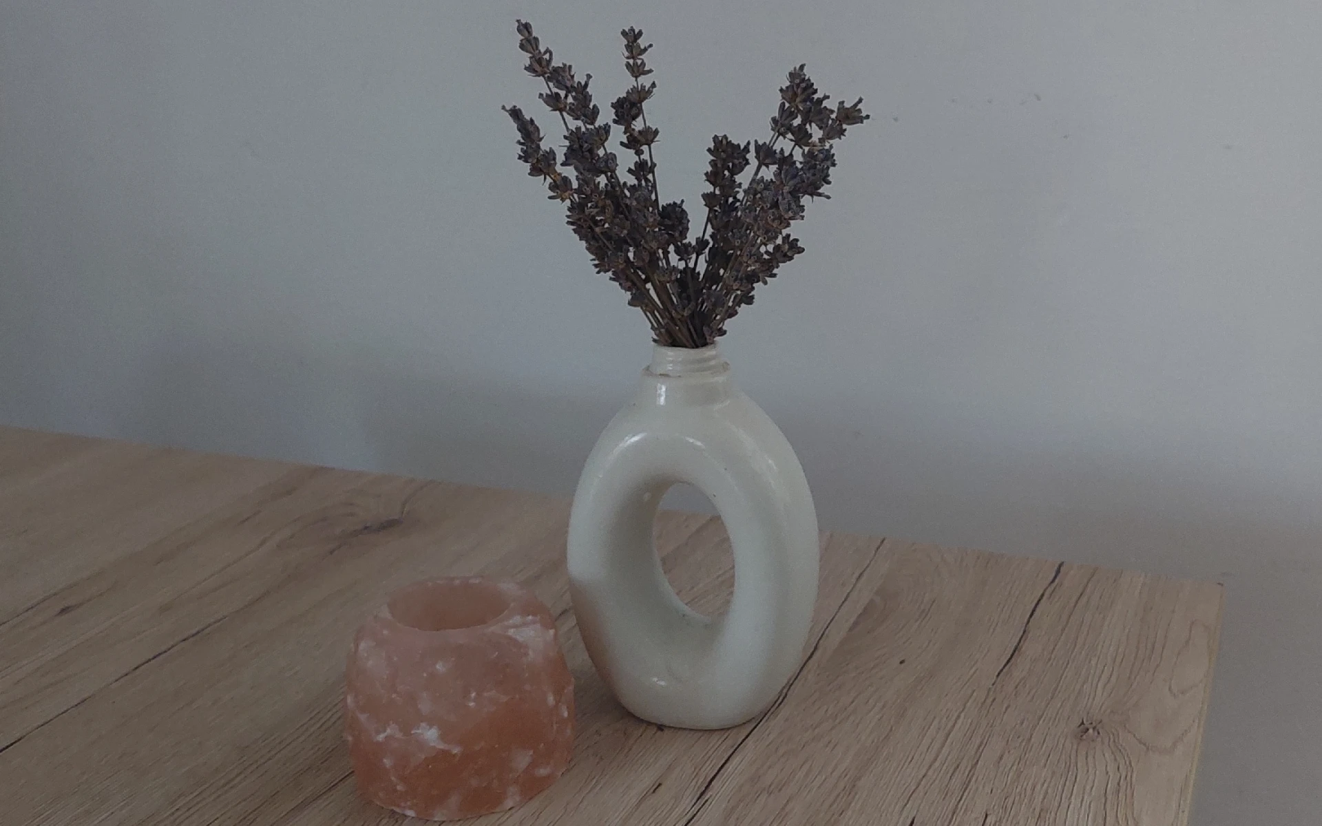 Levandule ve vázy na stole