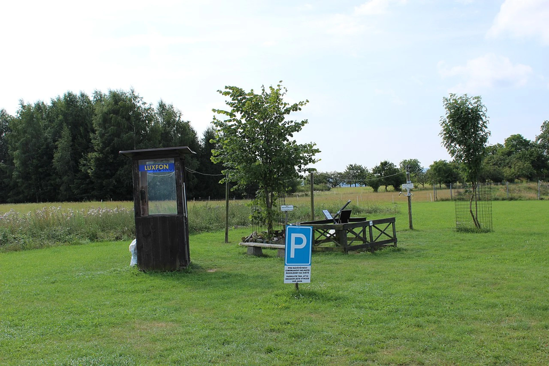 V obci Nouzov u Semil se nachází unikátní turistická atrakce, Cimrmanova nejnižší rozhledna na světě. Tato dřevěná vyhlídková deska má výšku -0,15 metru, což znamená, že je umístěna pod úrovní terénu.