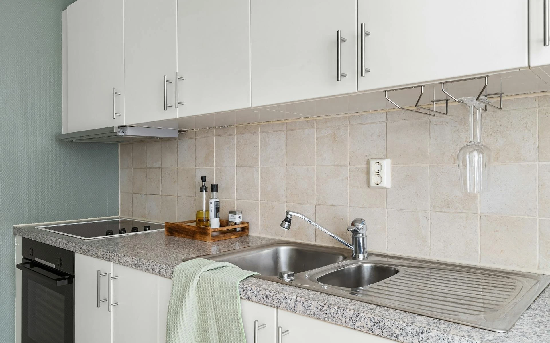 Jak vyčistit dřez z nerezu i granitu, aby zářil a vypadal jako nový. Zvládnete to i bez jedlé sody