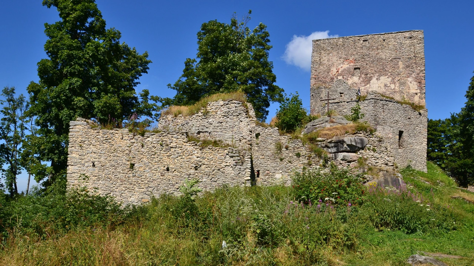 Za zříceninami hradů mimo davy: 5 méně známých zřícenin hradů pro víkendový výlet