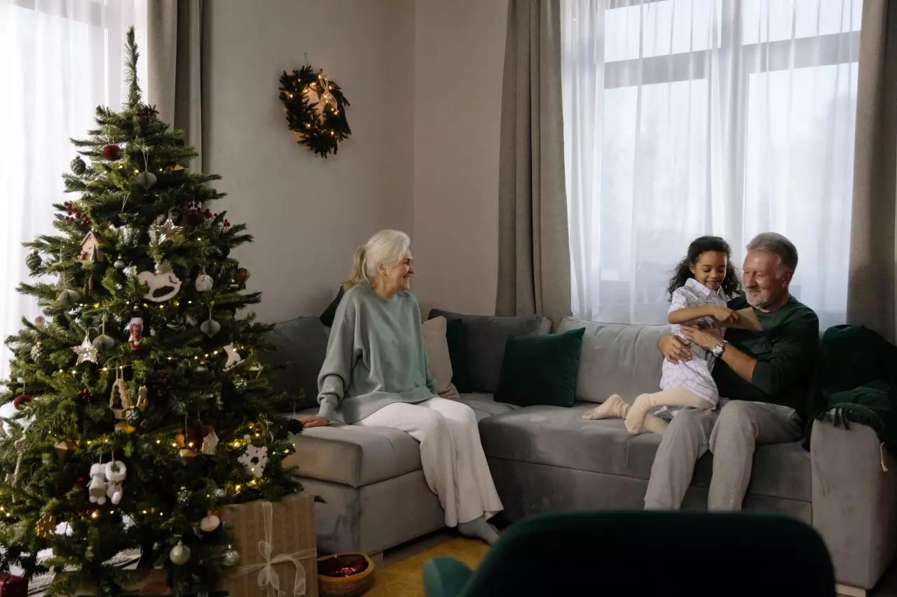 Aby vánoční strom neopadal, poskytněte mu jednoduchou péči. Pak vydrží opravdu dlouho