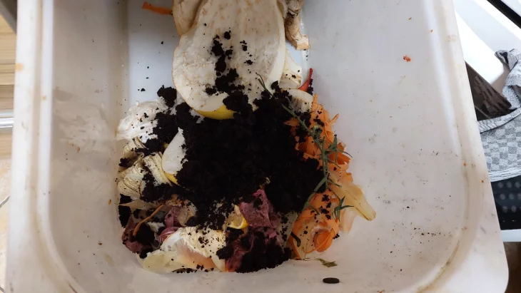 Kávová sedlina jako skvělá součást kompostu, čistič i lákadlo pro žížaly