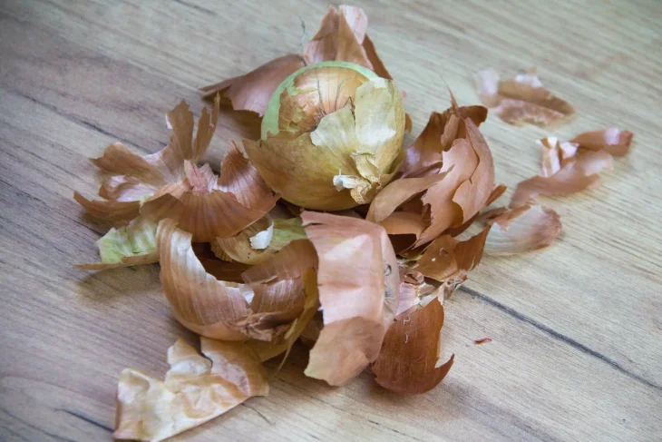 Slupky z cibule mohou rostlinám ublížit pokud nejsou použity správně