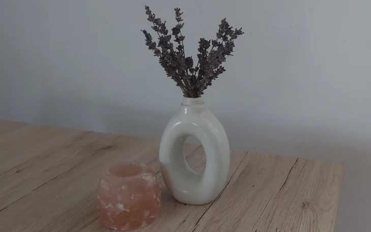 Levandule ve vázy na stole