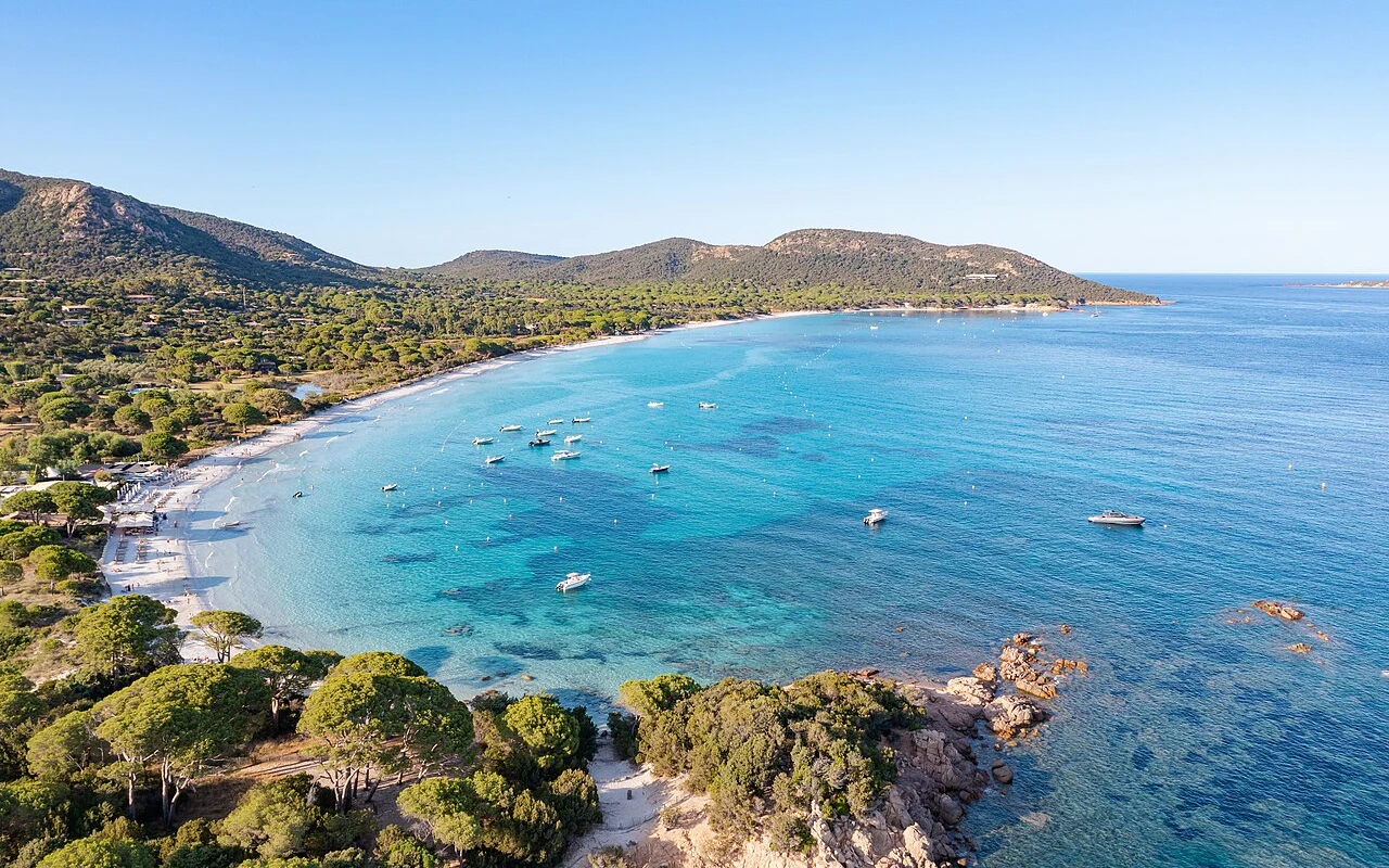 Nejkrásnější pláže francouzských ostrovů: Korsika, Porquerolles a Réunion