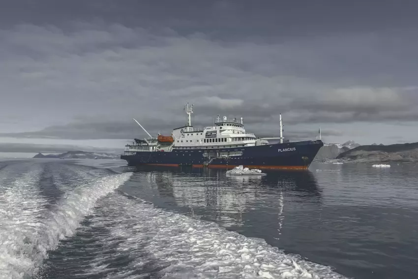 Cesta na Špicberky: Je lepší cestovat lodí nebo letadlem?