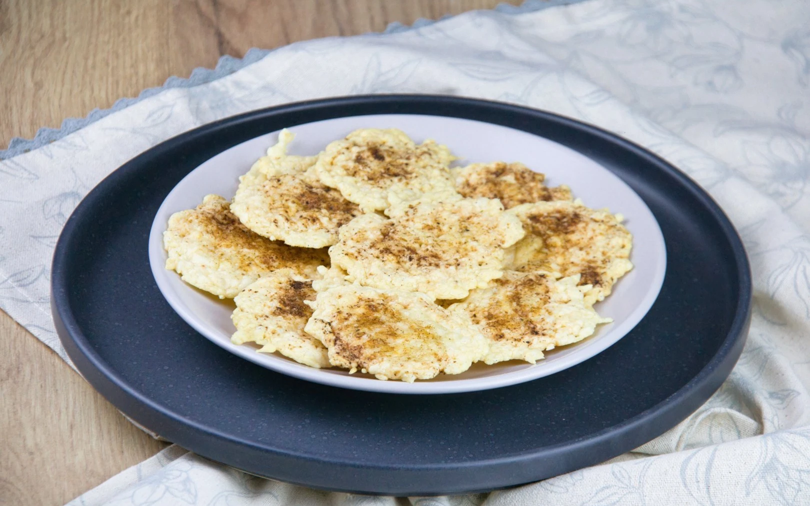 Recept na bleskové domácí chipsy s kořením, které potěší každou návštěvu