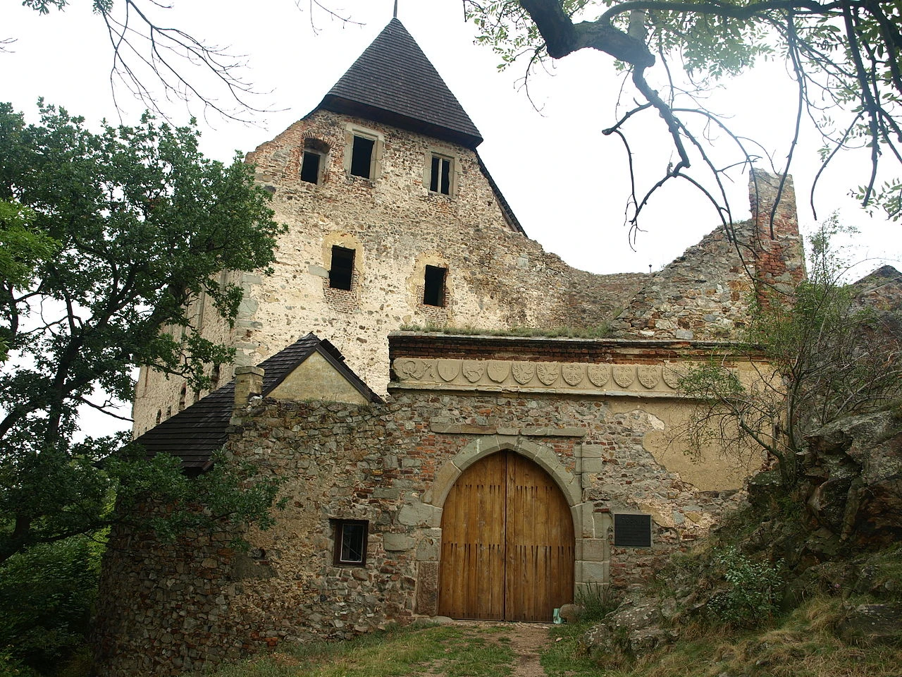 Jižní brána hradu Točník