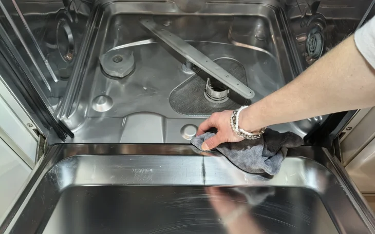 Mytí těsnění na dvířkách myčky