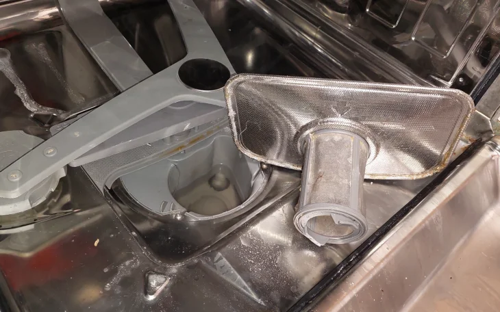 Myčka na nádobí je plná zbytků jídla, bakterií, plísní a hub,…