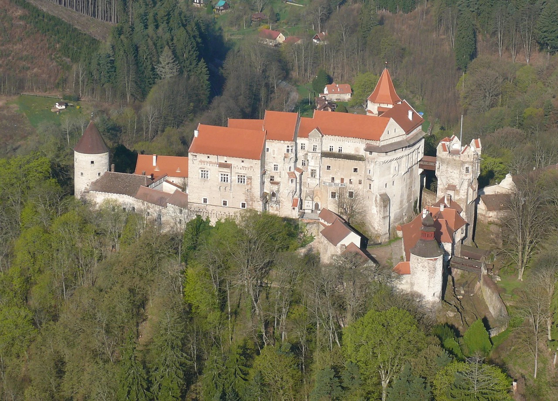Hrad Pernštejn se nachází asi 40 km severozápadně od Brna a patří k nejzachovalejším goticko-renesančním hradům u nás. Postaven byl ve 13. století rodem Pernštejnů.