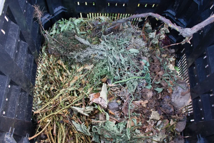 Suroviny v kompostéru