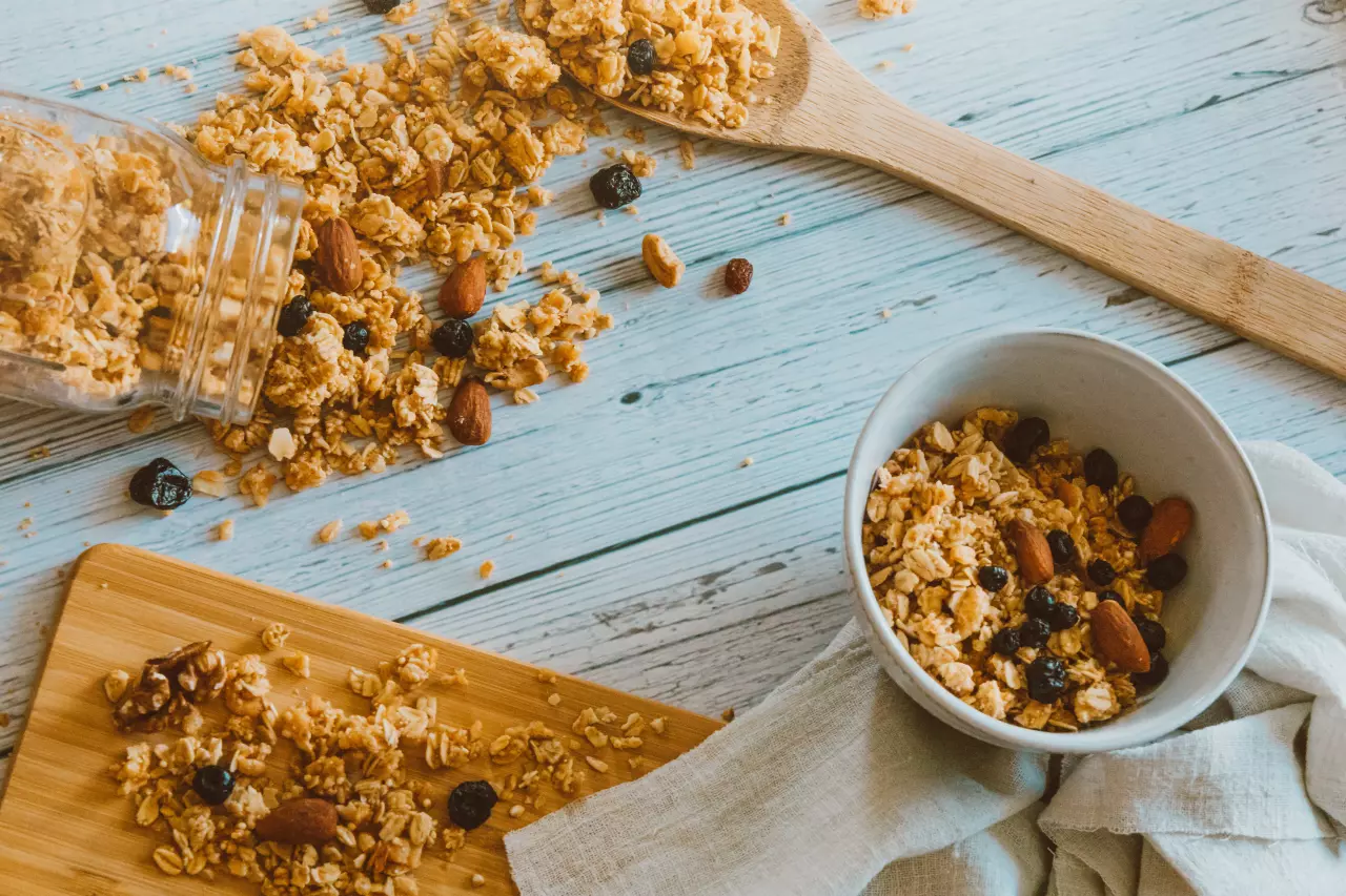 Správně připravená granola je levná, zasytí na celé dopoledne a pochutnají si všichni