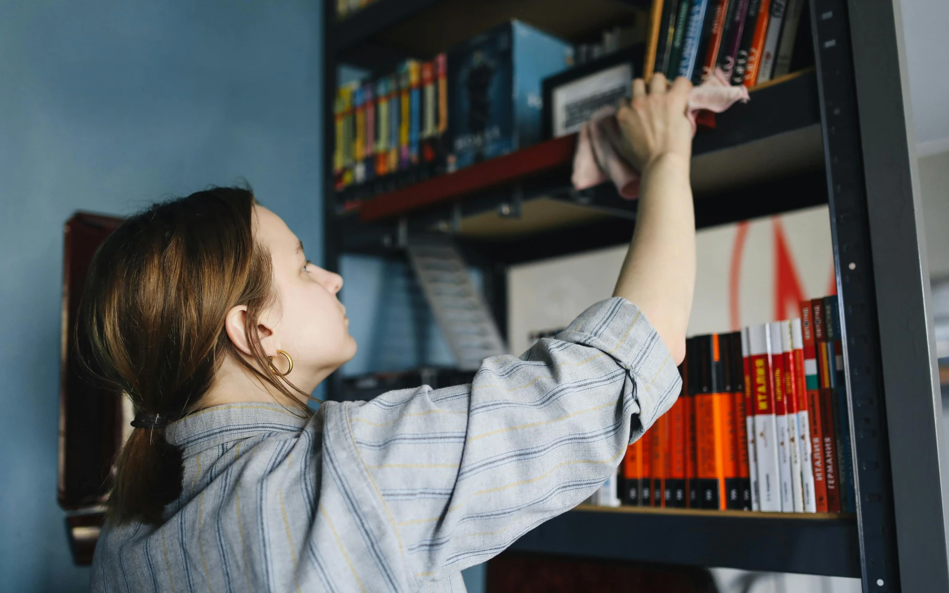 Prach na policích v domácnosti